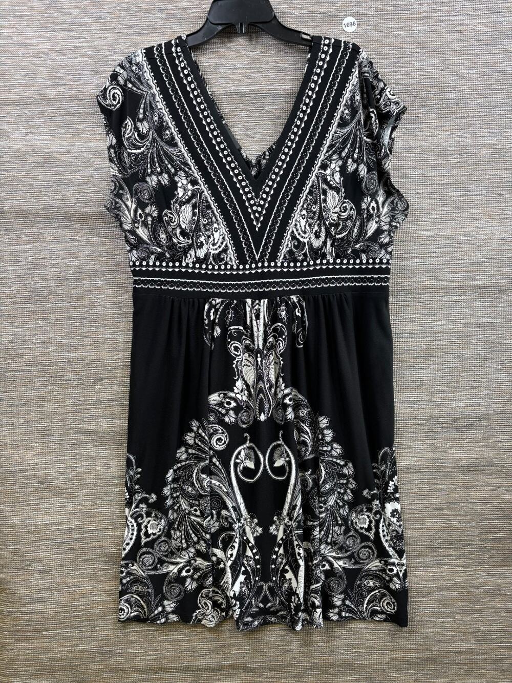 Kiara Paisley Empire Waist Dress Womens Size XL Black Short Sleeve Double V-Neck